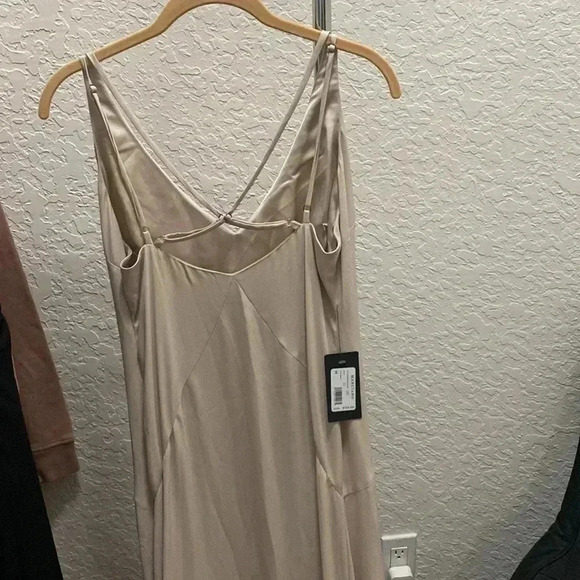 New with tags Marciano judi lame plunging gown - Picture 5 of 6